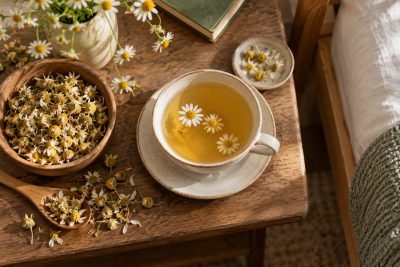 Editorial illustration: Chamomile tea and sleep: separate the ritual from the evidence