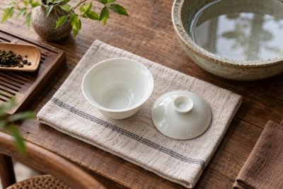 Editorial illustration: Cleaning a gaiwan: glazed porcelain and unglazed clay need different care